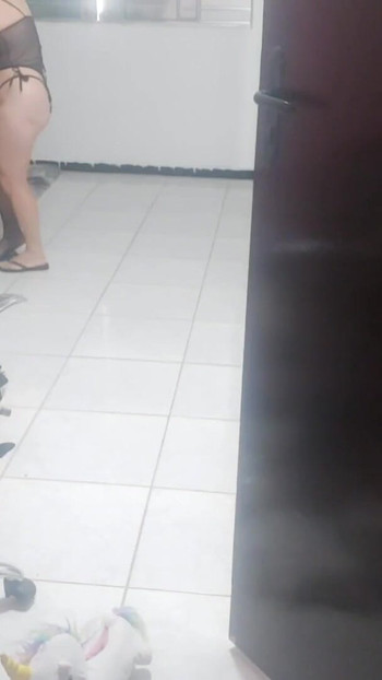 Snažan trenutak iz "Domaćica se žali tehničaru da njezin muž nije primijetio njezino novo donje rublje. Ona ga oblači"