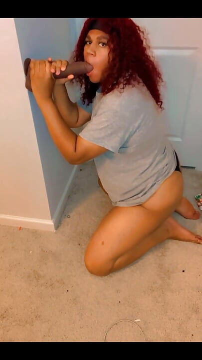 À genoux, je suce un gode grosse bite noire