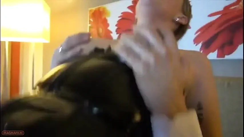 Dominatrix behandelt haar slaaf slecht maar geil