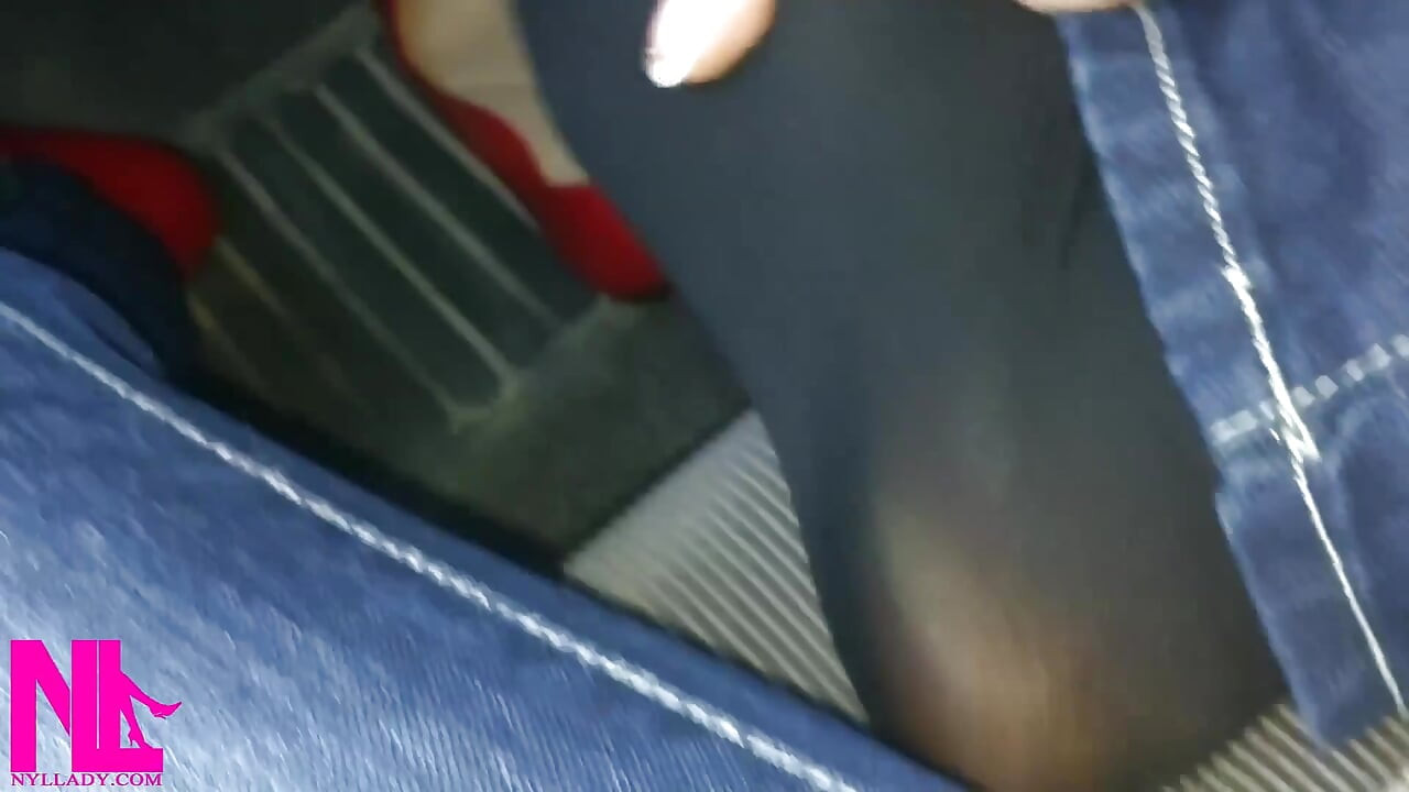 Bombeo de pedal y relajando mis pies manguerados en pisos rojos