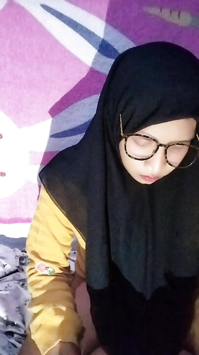 Hijab-geklede Waria wil thuiskomen van het werk en wil pijpen en ruiken