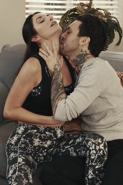 Komşu kızların sahnesi 2 kızın yarağa ihtiyacı var