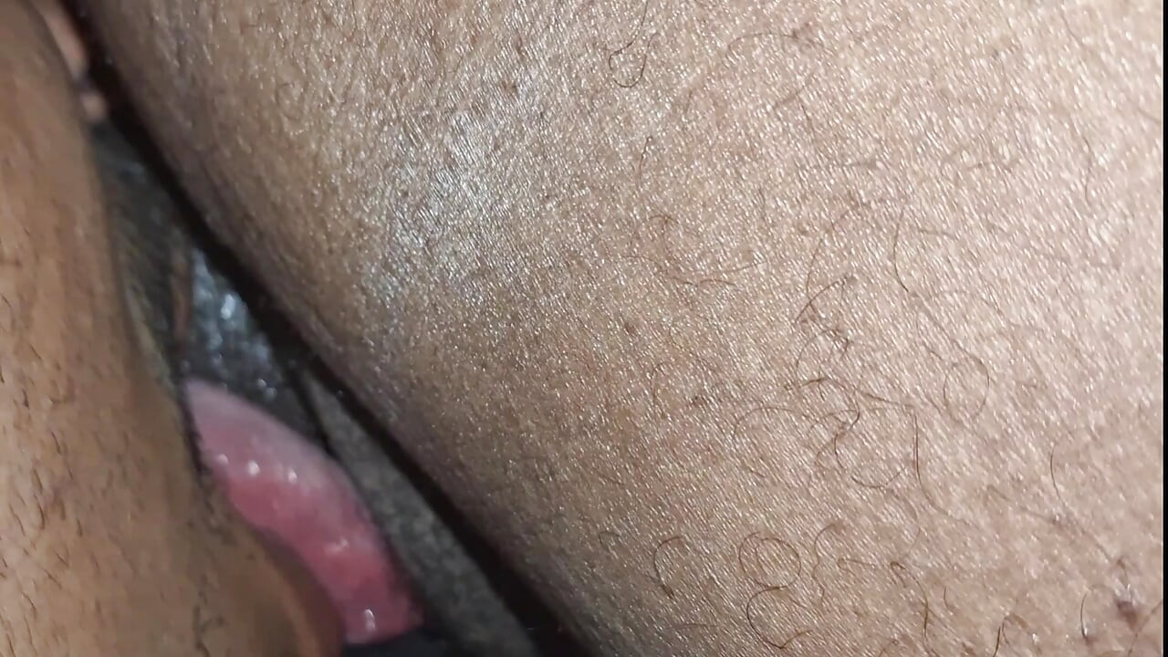 JUEGO ANAL. Lengua en el coño y dedo en el culo de mi amigo CRENTE traviesa madre caliente hasta que se corre