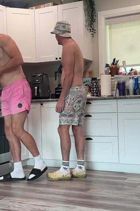Опитвам се да почистя кухнята с хуй в задника