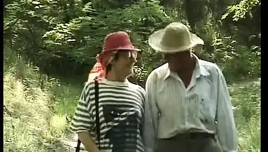 Schau zu, wie diese deutsche oma in einer session im freien gefickt wird