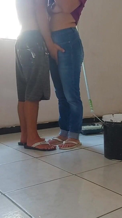 Mesti tengok saat dari "Saya tidak tahan dan berkongkek dengan zakar besar pelukis, bajingan tamak meninggalkan pepek saya semua pancut"
