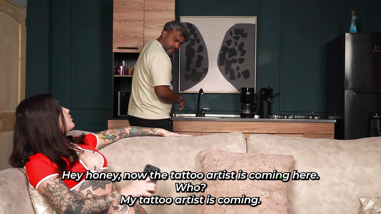 Gran tatuaje - una mujer tatuada quiere un tatuaje en su coño. ¿Adivina qué terminó pasando?