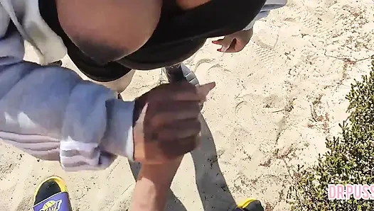 Hamile kadın kocası tarafından terk ediliyor ve plajda bir yabancıya tüm alana kadar haberi olmadan mastürbasyon yapıyor