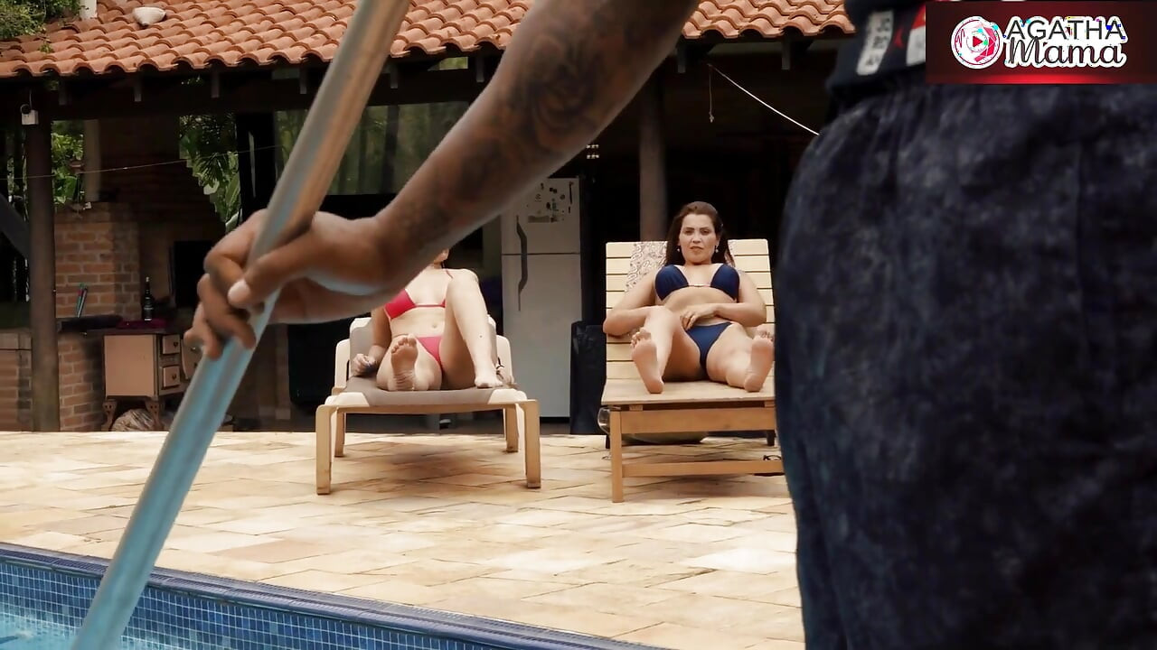 Agatha Mama en Luiza Ambiel in ondeugende vrienden die op een zonnige dag met het zwembad BBC aan het rommelen