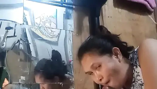 Она сосет хуй