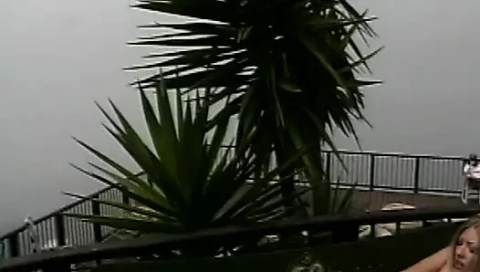 Blonde Schönheit reibt sich im Freien