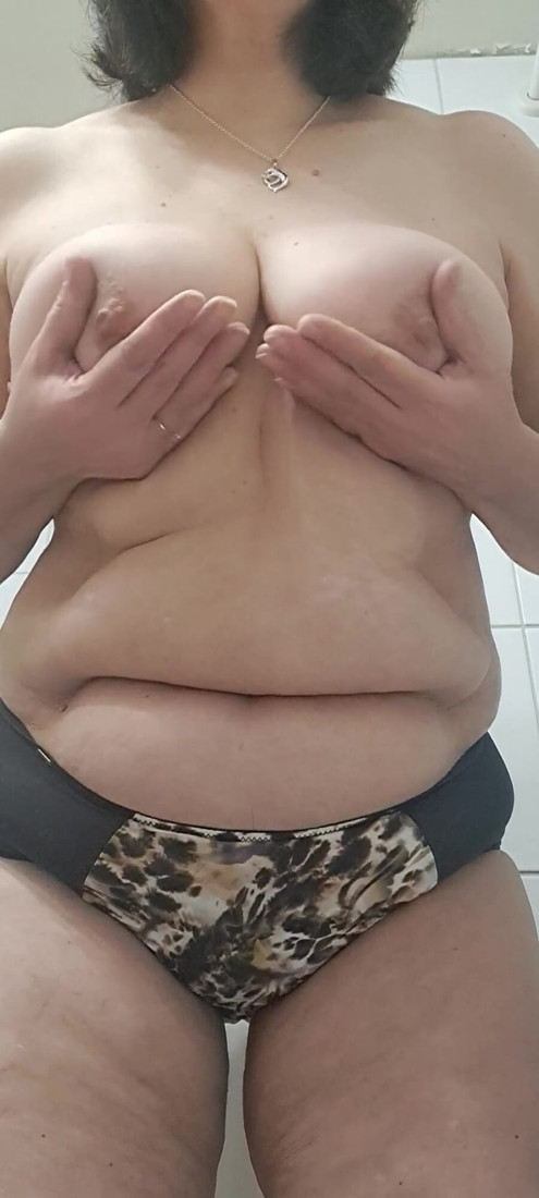 Infilando le dita sotto le mutandine il buco è molto bagnato e caldo