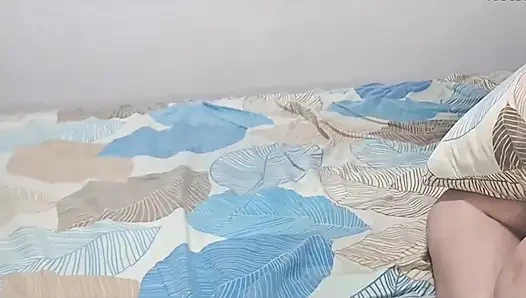 Ibu rumah tangga lagi asik dudukin suaminya dan diganggu gara-gara ngajak kamar tidurnya