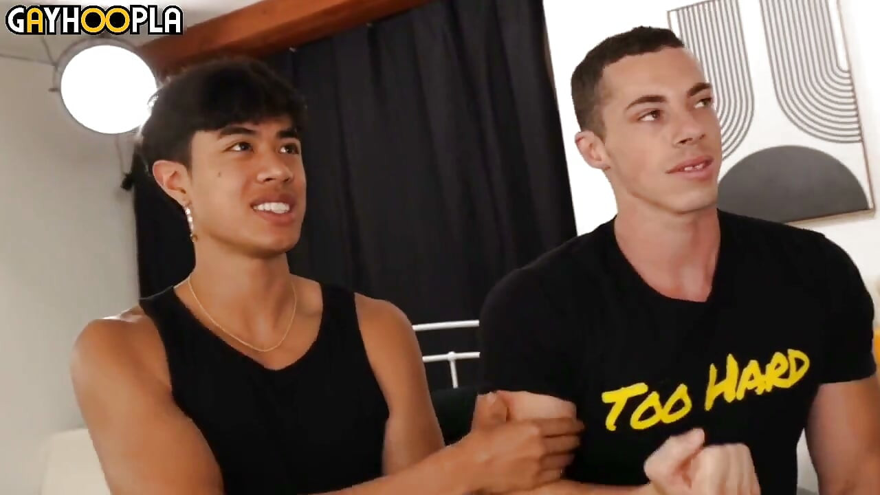 Asian Jock buigt voorover voor all-Amerikaanse atleet.