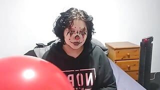 Clownmeisje pijpt en knijpt in enorme ballon