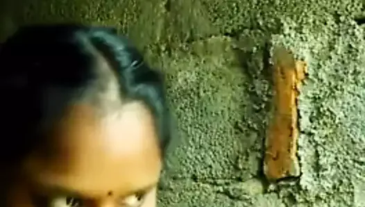 Południowoindyjska Tamilska dziewczyna pokazuje cycki selfie dla chłopaka