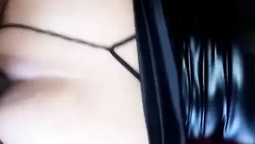 Ibu tiri angkat mengundangku ke kamarnya untuk muasin dia; Ketika suaminya pergi bekerja.