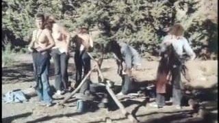 Muitas mulheres trocando de roupa em filme de 1974