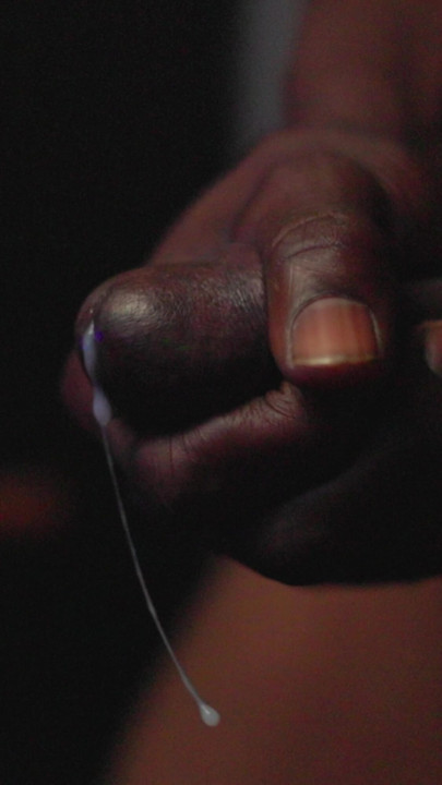 Grote zwarte lul klaarkomen in slow motion close-up