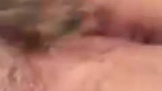Une nana tatouée sourde et poilue se masturbe