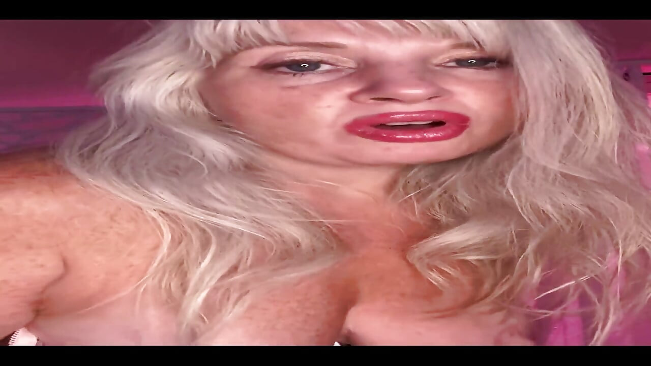 La novia de la madrastra recibe besos