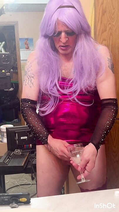 Crossdresser σε μωβ Masterbating με φινίρισμα που πίνει χύσια!