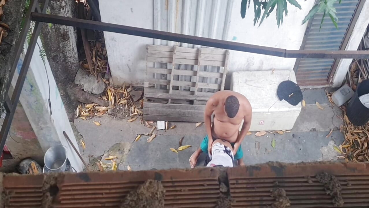 Sesso all'aperto con la cameriera