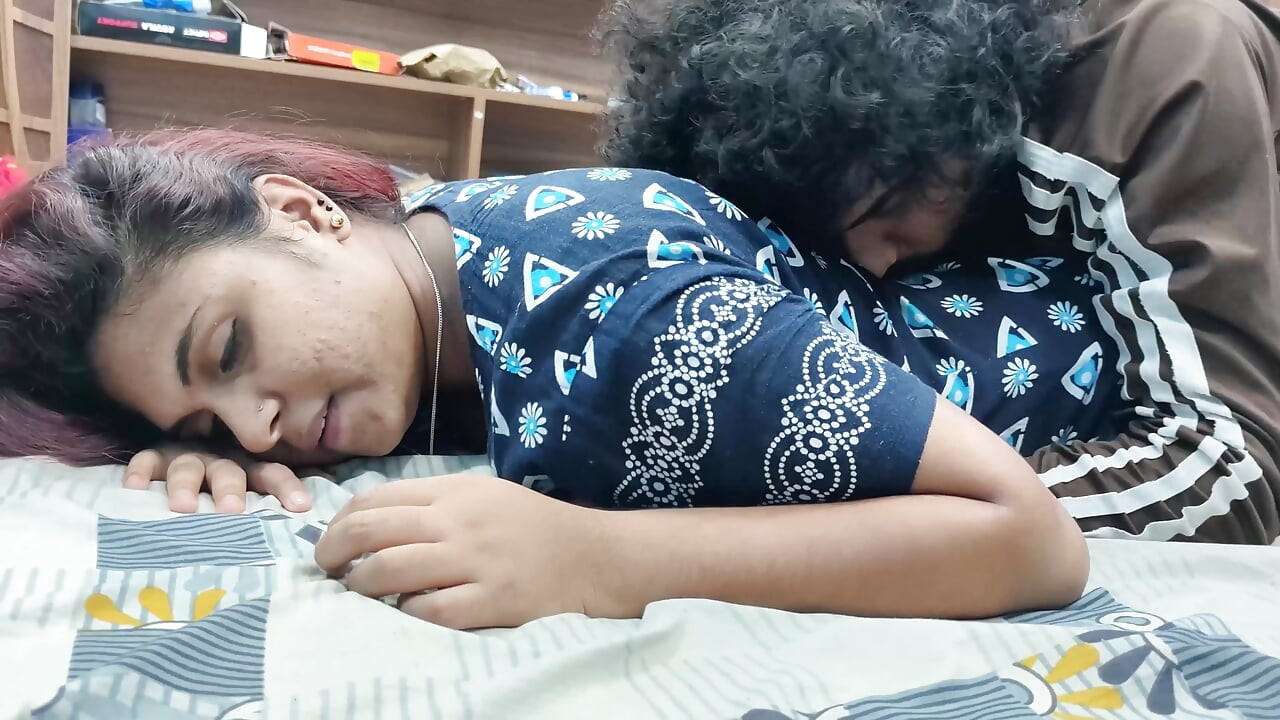 Sărut sexy în cur și romantism cu lins de cur al unui cuplu desi