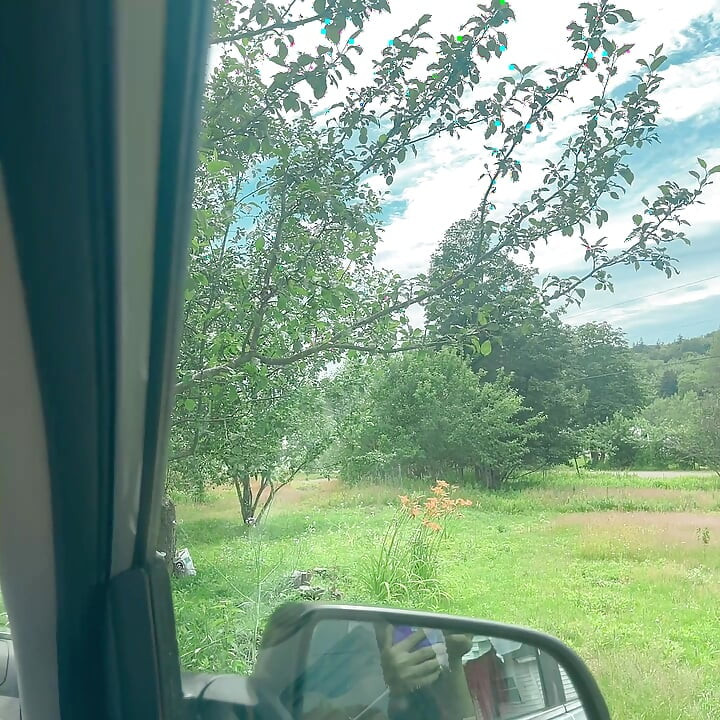 Tengere Hana toont poesje Nake in de blauwe jurk van de auto