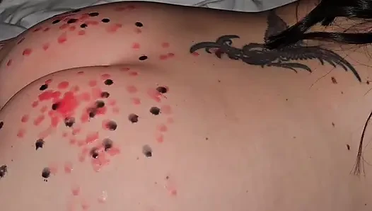 Götüme ağda damlatıyor ve sonra beni serinletmek için amcığıma boşalıyor!