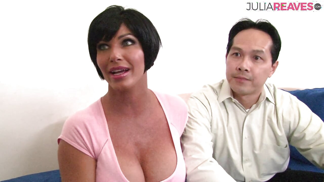 Sexy milf chupa una polla negra monstruosa y luego se la follan hasta la corrida de tetas