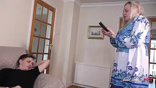 AuntJudysXXX - Зрелая Хозяйка Квартирницы Andrea Ann Застукала Свою Квартирантку Мастурбирует На Порно С Милфой