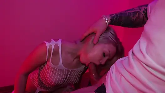 Örgülü kıyafetlerle ve tutkulu seks hediye olarak striptiz