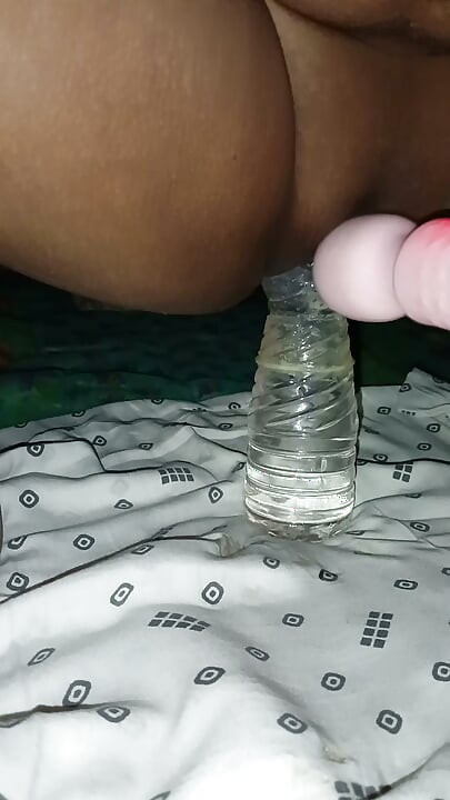Indiase Desi hete Bhabhi geneukt met een fles water