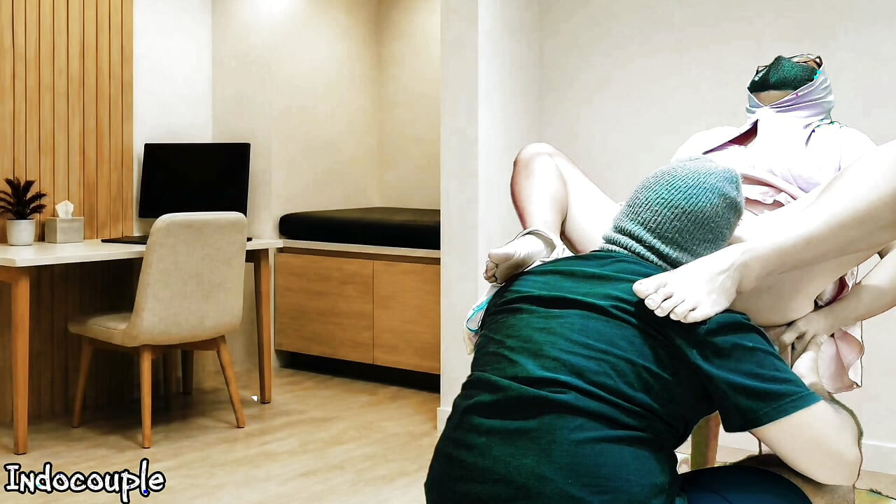 Istri nakal berhijab ini ngebiarin bosnya jilat memek beceknya di kantor