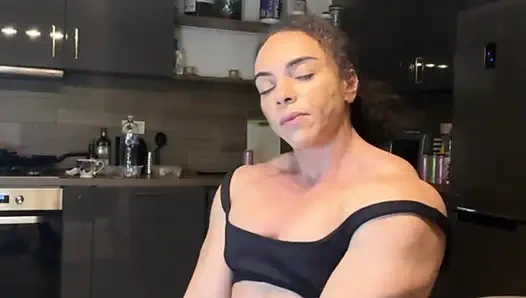 Pantat ini bisa goyah dan kaku pada saat yang sama