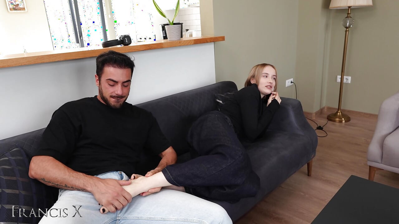 Donna tradisce il marito mentre parla con lui al telefono