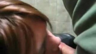 Milf gibt einen öffentlichen Blowjob