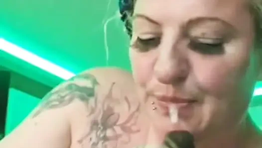 Шлюховатая свингерша сосет хуй в клубе