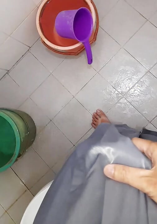 グレーの女子高生スカート(ロク・アブ・スマ)を着て女装する