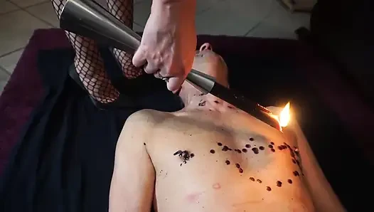 Sahibe yarağını ve vücudunu ağdayla cezalandırıyor