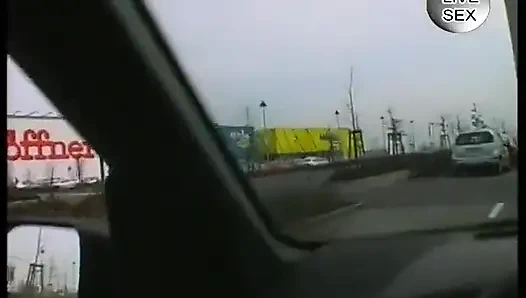 Пухлая милфа-шлюха удовлетворяет ее киску в машине