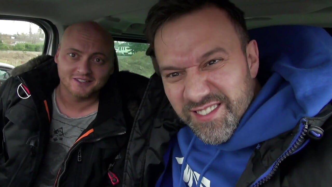 Rubia milf chupa buena polla en el coche