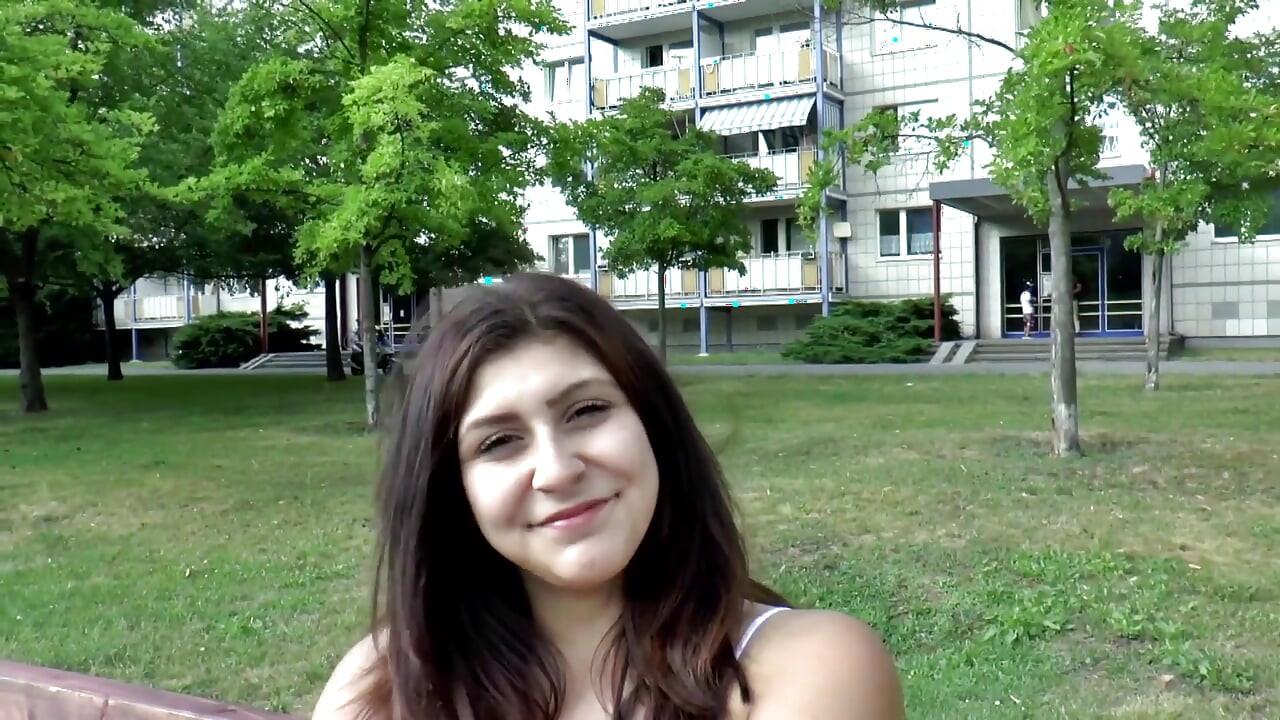 Hermosa morena de grandes tetas rociadas en sus pechos