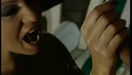 Frau findet heraus, wie ihr ehemann eine brünette fickt