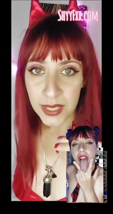 Shyyfxx mengongkek batang pendek ini atas permintaannya! JOI Femdom