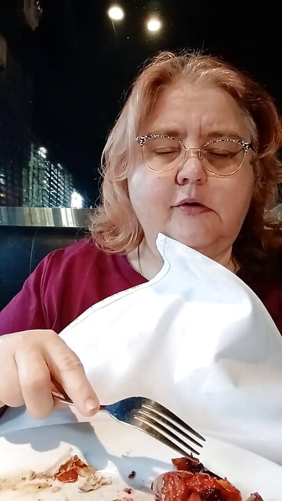 Makan malam spesial setelah potong rambut