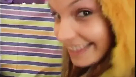 Zwei wunderbare geile teenager mit schönen titten masturbieren ihre enge muschi mit dildo