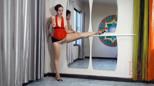 La dama está haciendo ballet sin bragas. bailarina desnuda