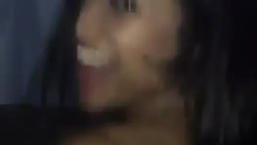 Une Brésilienne noire se fait sodomiser avec le sourire